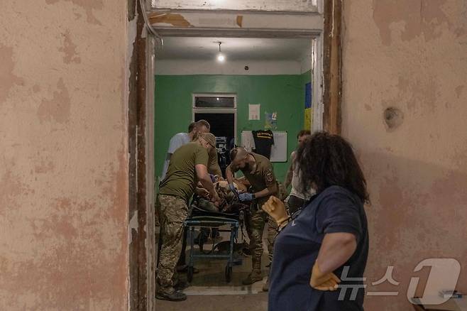 6일(현지시간) 우크라이나 도네츠크주 동부의 포크로우스크에 위치한 우크라이나 육군 제47기계화여단 '마구라' 소속 의무병이 부상병 치료에 열중하고 있다. ⓒ AFP=뉴스1 ⓒ News1 김지완 기자