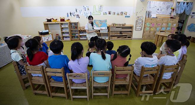 4일 영·유아학교 시범운영기관으로 선정된 서울 중랑구 면일어린이집(국공립)에서 어린이들이 수업을 듣고 있다. 2024.9.4/뉴스1 ⓒ News1 이재명 기자