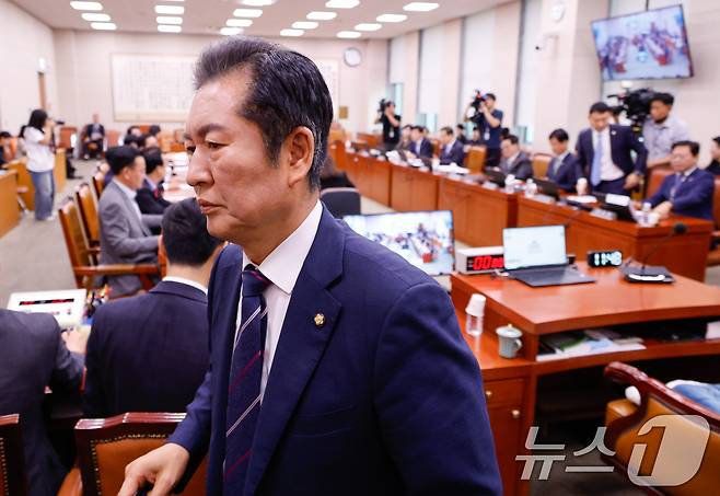 정청래 국회 법제사법위원회 위원장이 5일 서울 여의도 국회에서 열린 법사위 3차 전체회의에서 기자회견 중 자신을 '빌런(악당) 정청래'라고 발언한 국민의힘 의원들의 사과를 요구하며 정회를 선언, 퇴장하고 있다. 2024.9.5/뉴스1 ⓒ News1 안은나 기자