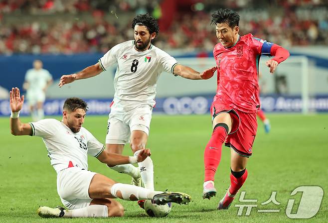 5일 오후 서울 마포구 서울월드컵경기장에서 열린 2026 국제축구연맹(FIFA) 북중미 월드컵 아시아 3차 예선 B조 1차전 대한민국과 팔레스타인의 경기, 대한민국 손흥민이 공격을 시도하고 있다. 2024.9.5/뉴스1 ⓒ News1 김도우 기자