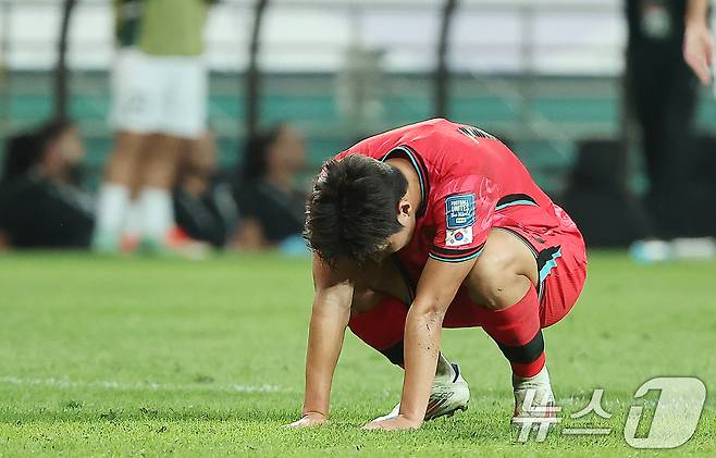 5일 오후 서울 마포구 서울월드컵경기장에서 열린 2026 국제축구연맹(FIFA) 북중미 월드컵 아시아 3차 예선 B조 1차전 대한민국과 팔레스타인의 경기, 후반 대한민국 이강인이 골 찬스를 놓친 뒤 고개를 떨구고 있다. 2024.9.5/뉴스1 ⓒ News1 김진환 기자