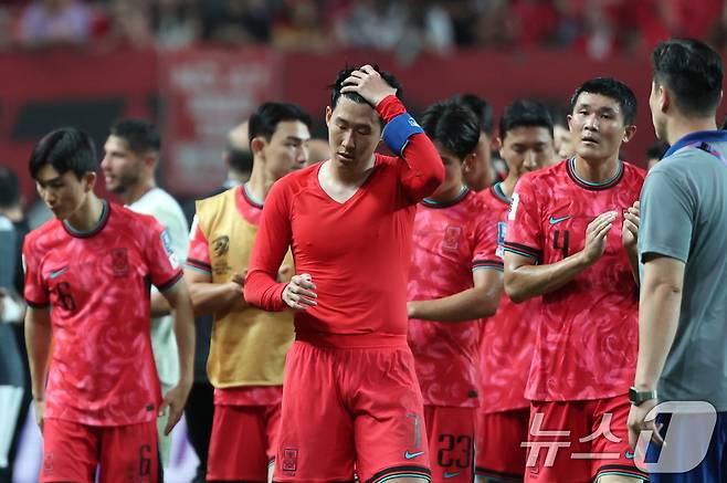 5일 오후 서울 마포구 서울월드컵경기장에서 열린 2026 국제축구연맹(FIFA) 북중미 월드컵 아시아 3차 예선 B조 1차전 대한민국과 팔레스타인의 경기를 0대0 무승부로 마친 대한민국 손흥민을 비롯한 선수들이 아쉬워하고 있다. 2024.9.5/뉴스1 ⓒ News1 박지혜 기자