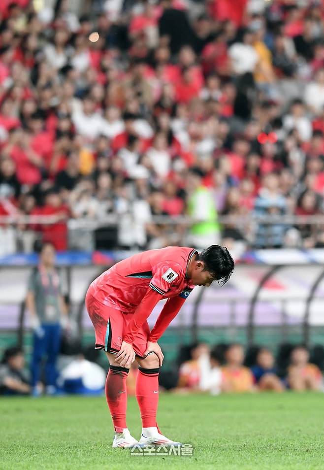 대한민국 축구대표팀의 손흥민이 5일 서울월드컵경기장에서 열린 2026 북중미 월드컵 아시아지역 3차 예선 팔레스타인과 경기에서 0-0 무승부를 기록한 뒤 아쉬워하고 있다. 2024. 9. 5.  상암 | 박진업 기자 upandup@sportsseoul.com