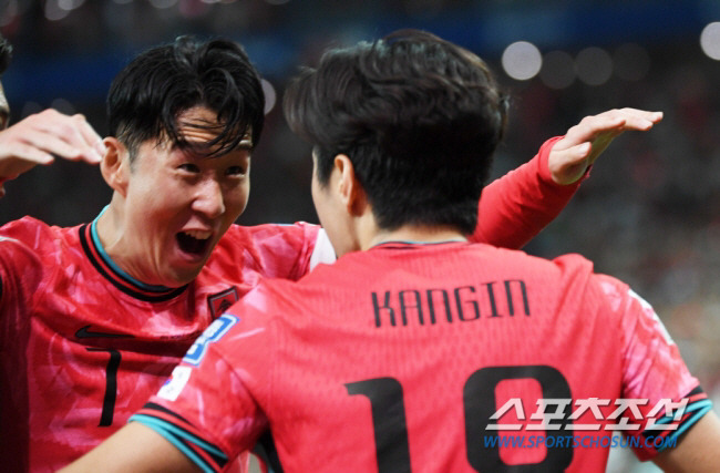 11일 서울월드컵경기장에서 열린 2026 FIFA 북중미 월드컵 2차 예선 대한민국과 중국의 경기. 손흥민이 선취골을 넣은 이강인과 함께 환호하고 있다. 상암=박재만 기자 pjm@sportschosun.com/2024.06.11/