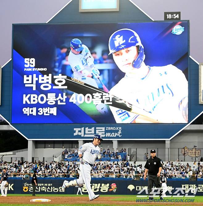 선제 솔로포를 터뜨리며 통산 400번째 홈런을 기록하는 순간, 전광판에 나타나는 축하 메세지를 배경으로