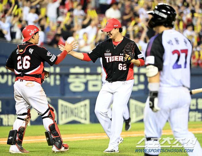 16일 잠실야구장에서 열린 KIA와 LG의 경기, KIA가 3대2로 승리했다. 경기를 끝낸 정해영-한승택 배터리가 기쁨을 나누고 있다. 잠실=허상욱 기자 wook@sportschosun.com/2024.08.16/