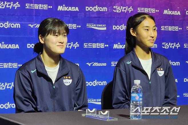 GS칼텍스에 지명된 3순위 이주아(왼쪽)와 2순위 최유림. 권인하 기자