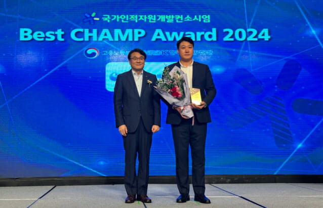 이우영 한국산업인력공단 이사장과 최석윤 KOSA SW교육센터장이 사진 촬영에 나섰다(사진=KOSA)