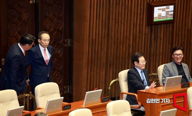 추경호 국민의힘 원내대표가 5일 국회에서 열린 본회의에서 교섭단체 대표연설을 하기 위해 대기하고 있다. 오른쪽은 이재명 더불어민주당 대표와 김민석 의원. 사진=김현민 기자 kimhyun81@