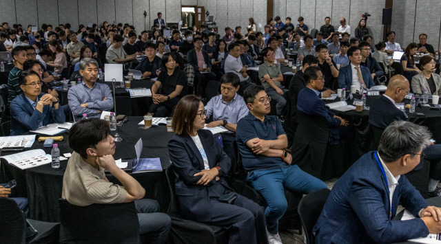 디지털타임스와 한국지능정보사회진흥원 주관으로 4일 서울 중구 은행회관 국제회의실에서 'AI시대, 가치 네트워크에 주목하라' 주제의 디지털타임스 AI포럼에 참가한 이들이 기조발표를 듣고 있다. 박동욱기자 fufus@