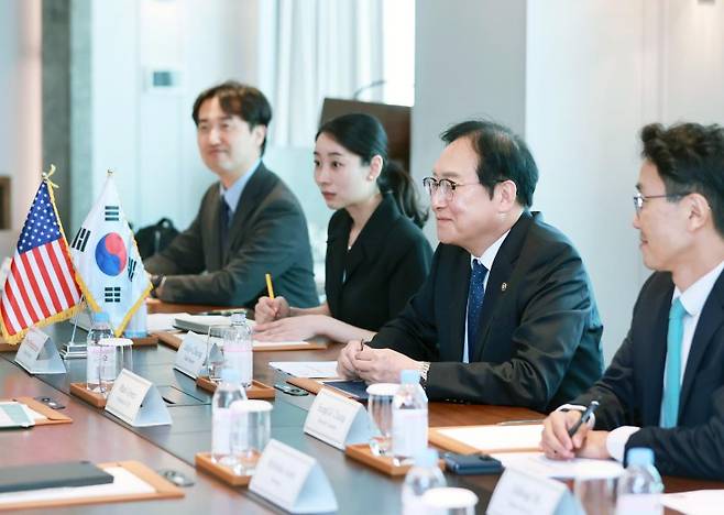 정인교 산업통상자원부 통상교섭본부장이 5일 오전 서울 중구 소공동 롯데호텔에서 마크 그린 미국 우드로윌슨센터 회장과 면담하고 있다./뉴스1