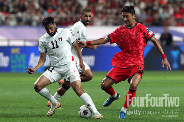 사진=게티이미지/홍명보호가 국제축구연맹(FIFA) 랭킹 96위 팔레스타인에 졸전 끝에 비겼다. 홍명보 감독이 이끄는 대한민국 축구 국가대표팀은 5일 오후 8시 서울월드컵경기장에서 열린 2026 FIFA 북중미 월드컵 아시아 지역 3차 예선 B조 1차전에서 팔레스타인에 0-0으로 비겼다. 1차전에서 승리하지 못한 대표팀은 10일 오만 원정을 떠나 첫 승을 노린다.