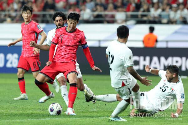 사진=게티이미지/홍명보호가 국제축구연맹(FIFA) 랭킹 96위 팔레스타인에 졸전 끝에 비겼다. 홍명보 감독이 이끄는 대한민국 축구 국가대표팀은 5일 오후 8시 서울월드컵경기장에서 열린 2026 FIFA&nbsp;북중미 월드컵 아시아 지역 3차 예선 B조 1차전에서 팔레스타인에 0-0으로 비겼다. 1차전에서 승리하지 못한 대표팀은 10일 오만 원정을 떠나 첫 승을 노린다.
