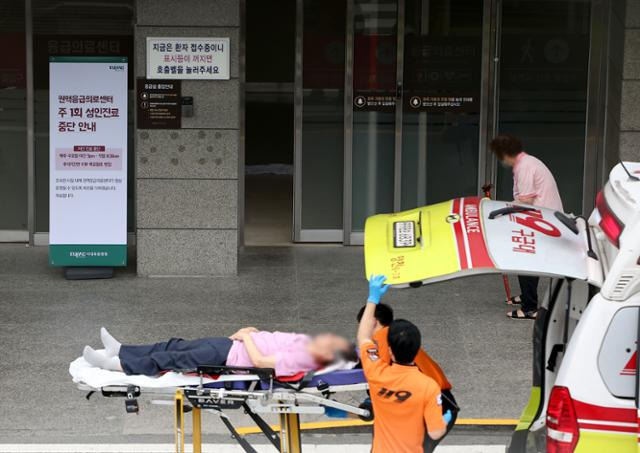 5일 119 구급대원이 서울 양천구 이대목동병원 권역응급의료센터에 환자를 이송하고 있다. 연합뉴스