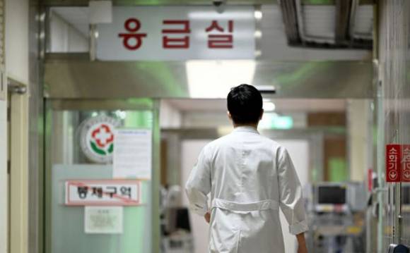 한 의료진이 응급실 복도를 지나고 있는 모습. [사진=뉴시스]