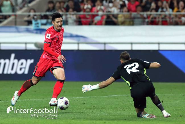 [사진=게티이미지]&nbsp;홍명보 감독이 이끄는 대한민국 축구 국가대표팀(FIFA 랭킹 23위)은 5일 오후 8시 서울월드컵경기장에서 열린 2026 국제축구연맹(FIFA) 북중미 월드컵(미국-캐나다-멕시코) 아시아 지역 3차 예선 1차전에서 팔레스타인(FIFA 랭킹 96위)과 0-0으로 비겼다. 이날 경기장엔 59,576명이 찾았다.