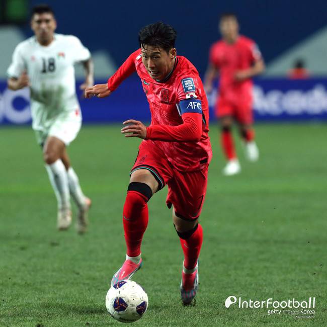[사진=게티이미지]&nbsp;홍명보 감독이 이끄는 대한민국 축구 국가대표팀(FIFA 랭킹 23위)은 5일 오후 8시 서울월드컵경기장에서 열린 2026 국제축구연맹(FIFA) 북중미 월드컵(미국-캐나다-멕시코) 아시아 지역 3차 예선 1차전에서 팔레스타인(FIFA 랭킹 96위)과 0-0으로 비겼다. 이날 경기장엔 59,576명이 찾았다.