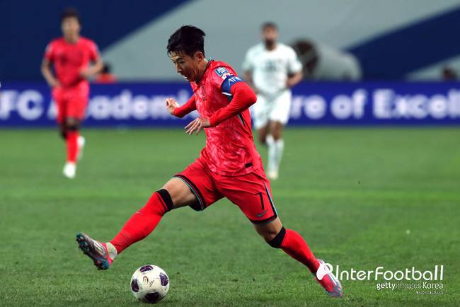 [사진=게티이미지]&nbsp;홍명보 감독이 이끄는 대한민국 축구 국가대표팀(FIFA 랭킹 23위)은 5일 오후 8시 서울월드컵경기장에서 열린 2026 국제축구연맹(FIFA) 북중미 월드컵(미국-캐나다-멕시코) 아시아 지역 3차 예선 1차전에서 팔레스타인(FIFA 랭킹 96위)과 0-0으로 비겼다. 이날 경기장엔 59,576명이 찾았다.