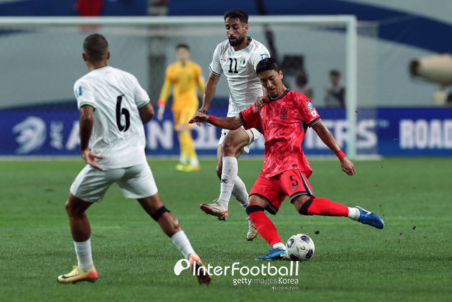 [사진=게티이미지] 홍명보 감독이 이끄는 대한민국 축구 국가대표팀(FIFA 랭킹 23위)은 5일 오후 8시 서울월드컵경기장에서 열린 2026 국제축구연맹(FIFA) 북중미 월드컵(미국-캐나다-멕시코) 아시아 지역 3차 예선 1차전에서 팔레스타인(FIFA 랭킹 96위)과 0-0으로 비겼다. 이날 경기장엔 59,576명이 찾았다.