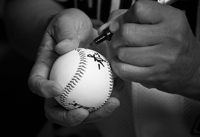 김 감독이 야구공에 ‘一球二無’란 사인을 했다. 그러면서 ″ 학맥ㆍ인맥도 없고 항상 혼자였어. 이겨내야 했어. 진정한 위기관리는 위기가 오지 않게 미리 준비하는 것이니 항상 준비를 철저히 했지.”라고 했다. 바로 이 ‘一球二無’의 정신이 ‘김성근의 야구’였다.