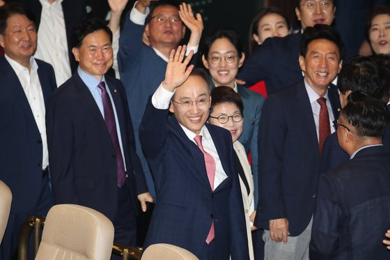 추경호 국민의힘 원내대표가 5일 오전 서울 여의도 국회 본회의장에서 교섭단체 대표연설을 마치고 방청온 지역구 주민들을 향해 두팔 들어 인사하고 있다. 뉴스1