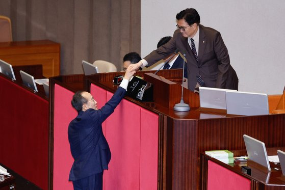 (서울=뉴스1) 안은나 기자 = 추경호 국민의힘 원내대표가 5일 오전 서울 여의도 국회 본회의장에서 교섭단체 대표 연설을 마친 뒤 우원식 국회의장과 악수하고 있다. 2024.9.5/뉴스1