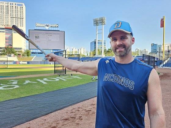 NC 맷 데이비슨이 4일 창원NC파크에서 외야를 가리키며 환하게 웃고 있다. 데이비슨은 타고난 파워와 정교한 기술을 앞세워 올 시즌 홈런 1위를 달리고 있다. 창원=고봉준 기자