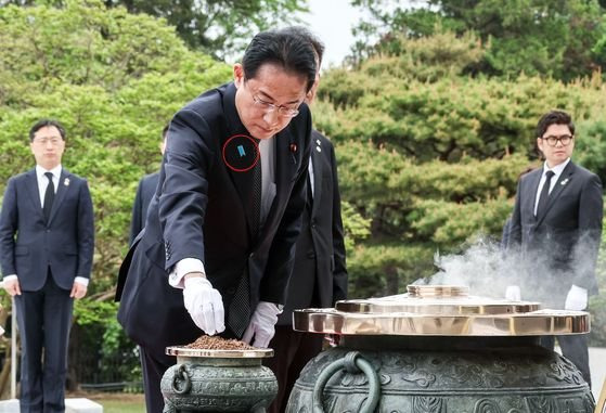 기시다 후미오(岸田文雄) 일본 총리가 지난해 5월 방한 중 서울 동작구 국립서울현충원을 참배하는 모습. 사진공동취재단.