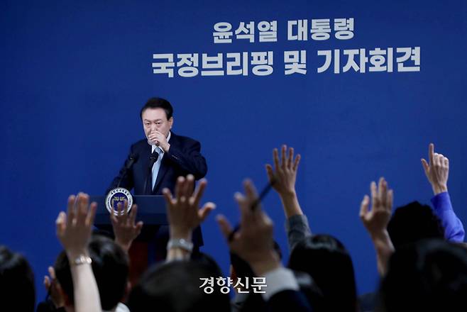 윤석열 대통령은 지난달 29일 서울 용산 대통령실 브리핑룸에서 국정브리핑 및 기자회견을 열어 기자들이 질문하고 있다. 대통령실사진기자단 경향신문 김창길