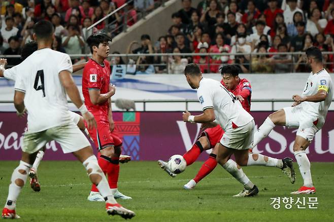 한국 축구대표팀 손흥민이 5일 서울월드컵경기장에서 열린 2026 북중미 월드컵 아시아 3차 예선 B조 1차전 팔레스타인과의 경기에서 슛팅하고 있다.  문재원 기자