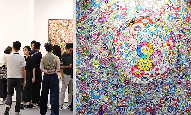 A Takashi Murakami rainbow flower painting from the Perrotin gallery booth during Frieze Seoul's VIP preview at Coex, southern Seoul, on Wednesday. [NEWS1]