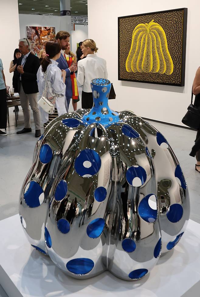 A stainless Yayoi Kusama sculpture on view at the David Zwirner gallery booth during Frieze Seoul's VIP preview at Coex, southern Seoul, on Wednesday. [NEWS1]