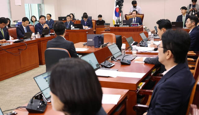 국회 법제사법위원회가 5일 전체회의를 갖고 있다. 연합뉴스