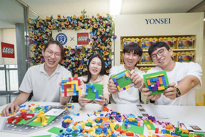 ‘레고 연세 플레이 랩’ 오픈 기념 행사에서 연세대학교 학생들이 레고로 직접 만든 학습 모델을 소개하고 있다. / 사진 = 레고코리아