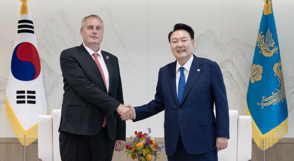 President Yoon Suk-yeol shakes hands with Czech National Security Advisor Tomáš Pojar at the Presidential Office on the 4th. [Courtesy of the Presidential Office]