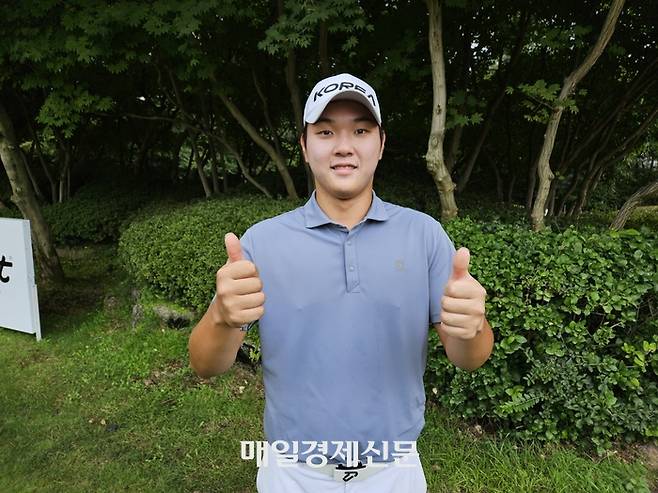 김민수가 5일 경기 성남 남서울CC에서 열린 허정구배 한국아마골프선수권 3라운드를 마친 뒤 엄지손가락을 올리면서 포즈를 취하고 있다. 성남 김지한 기자