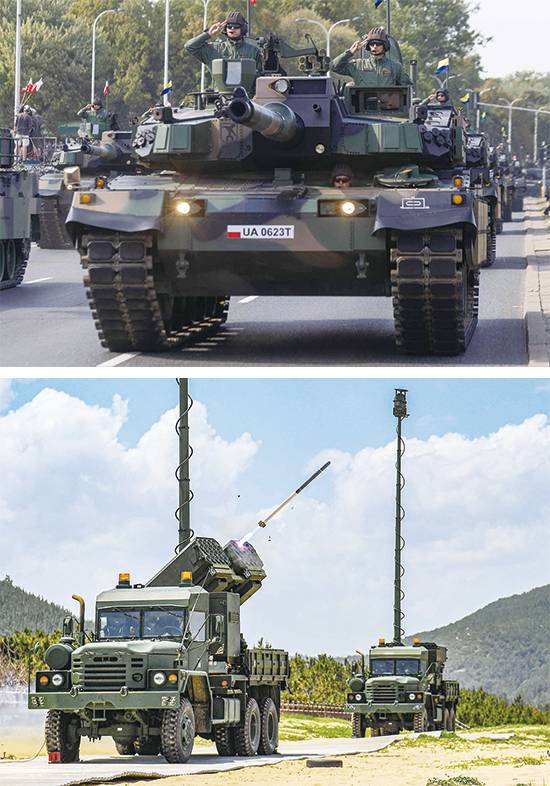 지난 8월 15일(현지 시각) 폴란드 바르샤바에서 진행된 폴란드 ‘국군의 날’ 기념 열병식에 현대로템이 생산한 K2 전차가 참가한 모습. 현대로템은 지난 2022년 폴란드 정부와 ‘K2 전차 1000대를 수출한다’는 내용의 기본 계약을 맺고 올 상반기까지 46대를 보냈다. LIG넥스원은 ‘비궁’ ‘신궁’ ‘천궁Ⅱ’ 등 제품을 미국, 루마니아, 이라크에 수출하기 위해 논의 중에 있다. 사진은 군용트럭에서 발사되는 2.75인치 유도로켓 비궁. (연합뉴스, LIG넥스원 제공)