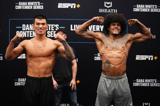 고석현(왼쪽)은 UFC 데이나 화이트 회장이 직접 주최하는 ‘컨텐더 시리즈’ 시즌8 4주차 메인이벤트 웰터급 경기로 이고르 카발칸티를 상대한다. 계체 통과 기념 촬영을 하는 두 선수. 사진=TKO