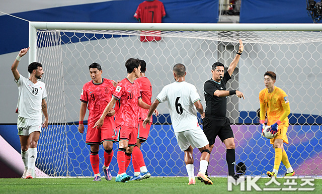 위기를 모면한 한국 축구 대표팀. 사진=천정환 기자