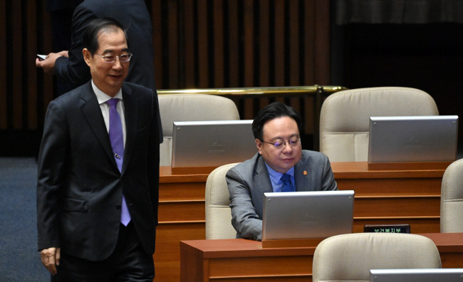 국회 들어서는 한덕수 한덕수(왼쪽) 국무총리가 5일 오전 국회 교섭단체 대표연설이 진행된 본회의장에서 조규홍 보건복지부 장관 옆을 지나가고 있다.  곽성호 기자