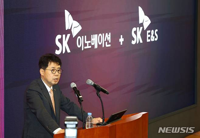 [서울=뉴시스] 황준선 기자 = 박상규 SK이노베이션 사장이 지난 7월18일 오전 서울 종로구 SK서린빌딩에서 열린 SK이노베이션-SK E&S 합병 관련 기자간담회에서 합병 배경 등을 설명하고 있다. 2024.07.18. hwang@newsis.com