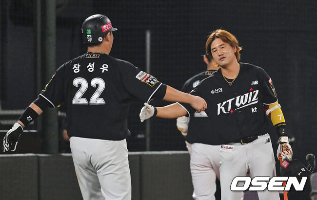 [OSEN=부산, 이석우 기자] 5일 부산 사직야구장에서 2024 신한 SOL 뱅크 KBO 리그 롯데 자이언츠와 KT 위즈의 경기가 열렸다. 홈팀 롯데는 정현수가 선발 출전하고 KT는 조이현이 선발 출전했다.KT 위즈 김상수가 4회초 1사 1,2루 강백호의 좌중간 1타점 안타때 득점을 올린 장성우와 하이파이브를 하고 있다. 2024.09.05 / foto0307@osen.co.kr