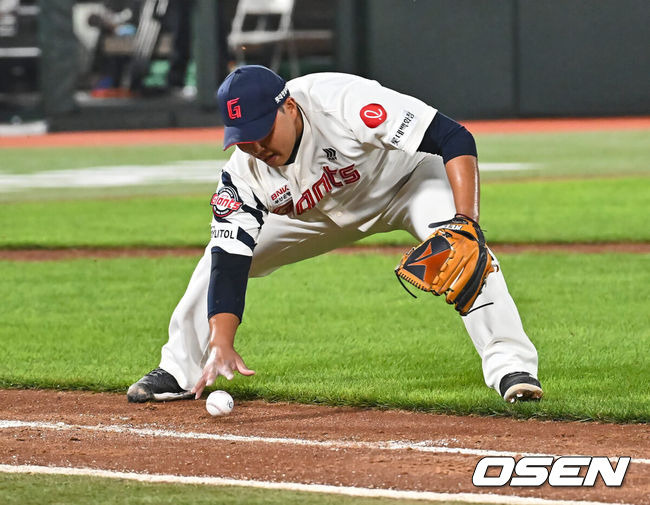 [OSEN=부산, 이석우 기자] 5일 부산 사직야구장에서 2024 신한 SOL 뱅크 KBO 리그 롯데 자이언츠와 KT 위즈의 경기가 열렸다. 홈팀 롯데는 정현수가 선발 출전하고 KT는 조이현이 선발 출전했다.롯데 자이언츠 박진이 4회초 2사 1,3루 KT 위즈 김병준의 1루 라인 타고 가는 타구를 잡고 있다. 2024.09.05 / foto0307@osen.co.kr