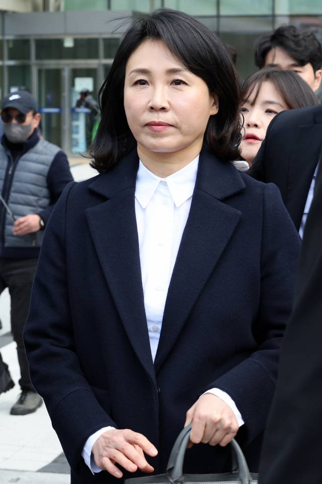 ▲2022년 제20대 대통령 선거와 관련한 공직선거법 위반 혐의로 재판에 넘겨진 더불어민주당 이재명 대표의 배우자 김혜경 씨가 26일 오후 경기 수원지법에서 열린 첫 재판을 마치고 청사를 빠져나오고 있다. 김씨는 이 대표의 당내 대선 후보 경선 출마 선언 후인 2021년 8월 2일 서울 모 음식점에서 당 관련 인사 3명 및 자신의 운전기사·변호사 등에게 총 10만원 상당의 식사를 제공한 혐의를 받는다. ⓒ연합뉴스