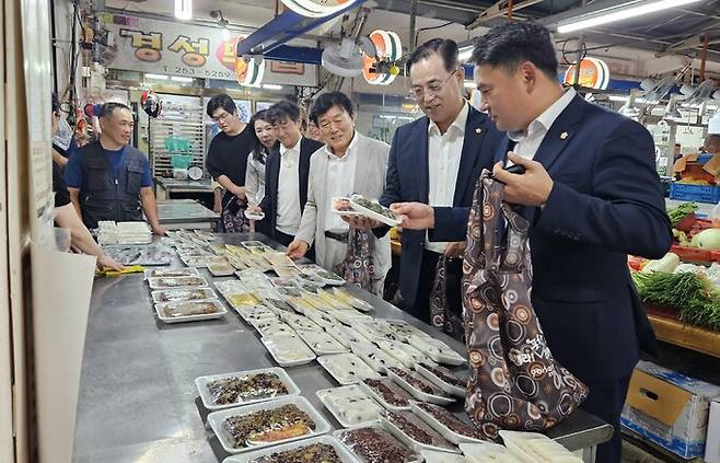 포항시의회 경제산업위원회는 5일 두호종합시장에서 한가위 맞이 전통시장 장보기 행사를 갖고 있다. 포항시의회 제공