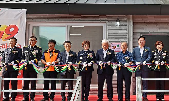 5일 전북 무주군 하조마을에서 열린 119행복하우스 준공식에서 피해 주민 양모씨(왼쪽 일곱번째)와 전북도·전북소방본부 관계자들이 입주 기념 테이프 커팅식을 갖고 있다. 전북도 제공