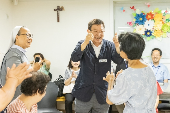 김경호(가운데) 서울 광진구청장이 지난 3일 장애인 거주 시설 군자작은예수의집에서 한 장애인과 대화하고 있다. 광진구 제공