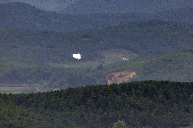 5일 오전 경기도 파주시 오두산 통일전망대에서 바라본 북한 황해북도 개풍군에서 쓰레기 풍선이 떠오르고 있다. 연합뉴스