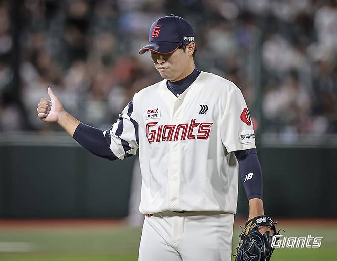 지난 4일 KT전에서 엄지 손가락을 들어보이는 롯데 구승민. 롯데 자이언츠 제공