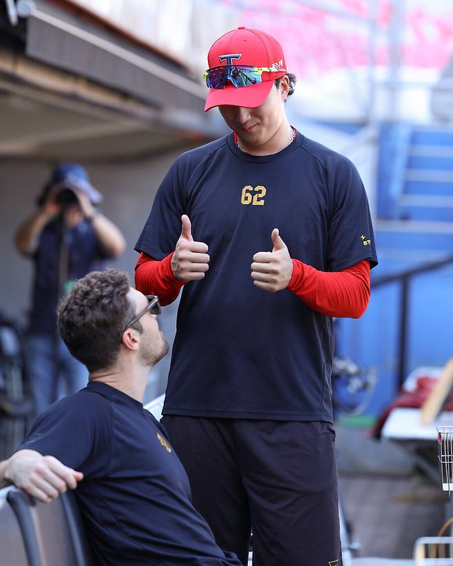 ▲ KIA 타이거즈 제임스 네일에게 엄지 척을 날리고 있는 정해영 ⓒ KIA 타이거즈